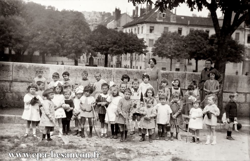 BESANÇON - Quai Vauban - Classe d'école primaire - 1922